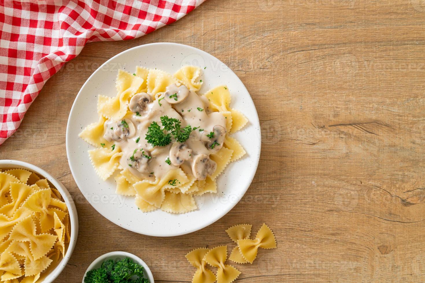 pâtes farfalle avec sauce crème blanche aux champignons - style cuisine italienne photo