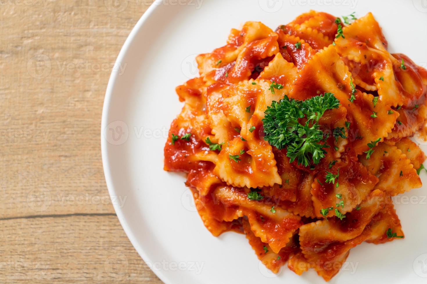 pâtes farfalle à la sauce tomate avec persil - style cuisine italienne photo