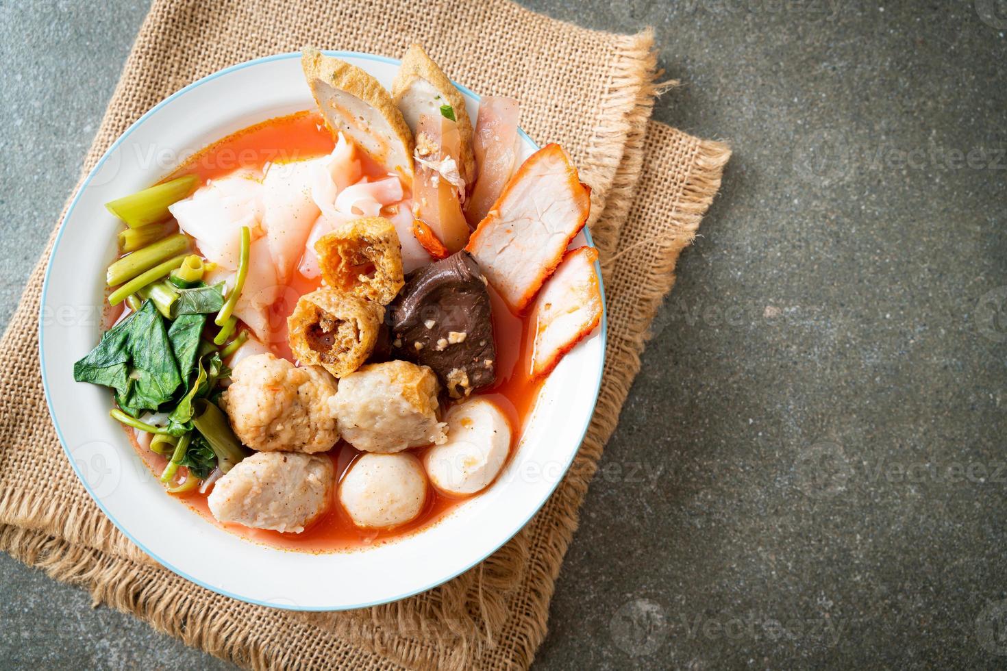 nouilles aux boulettes de viande dans une soupe rose ou yen ta quatre nouilles à l'asiatique photo