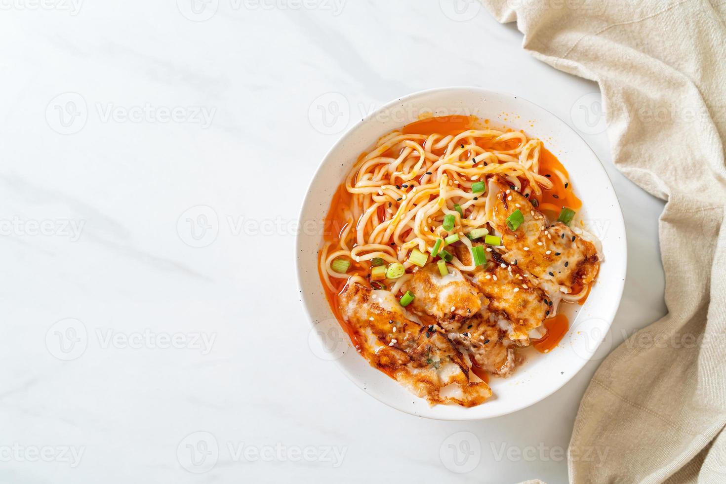 nouilles ramen avec gyoza ou boulettes de porc - style cuisine asiatique photo