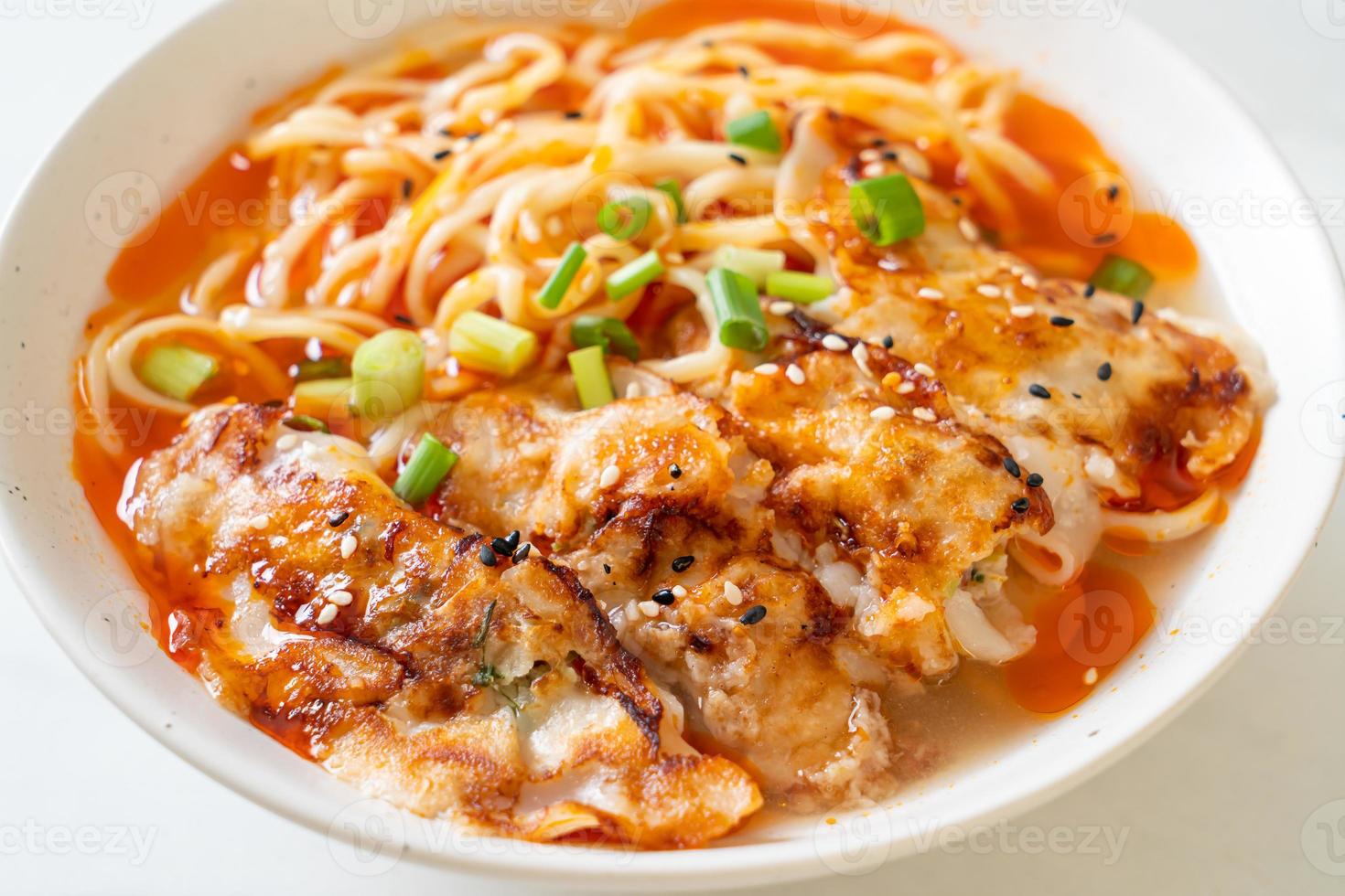 nouilles ramen avec gyoza ou boulettes de porc - style cuisine asiatique photo