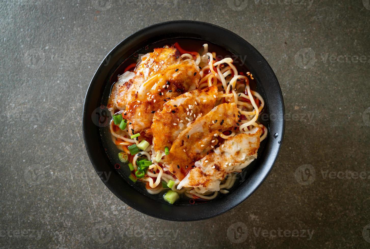 nouilles ramen avec gyoza ou boulettes de porc - style cuisine asiatique photo