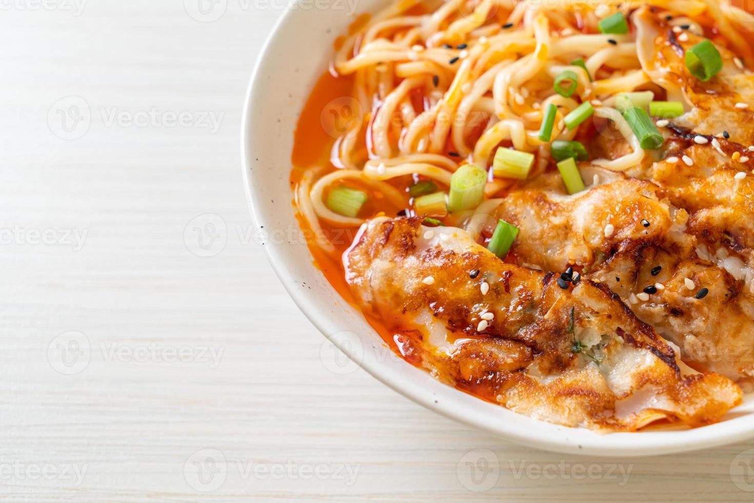 nouilles ramen avec gyoza ou boulettes de porc - style cuisine asiatique photo