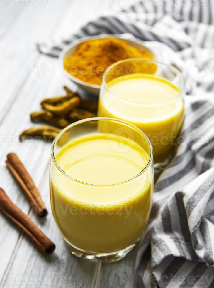 boisson au lait au curcuma jaune. photo