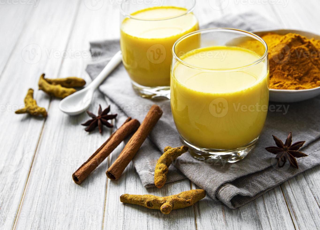 boisson au lait au curcuma jaune. photo