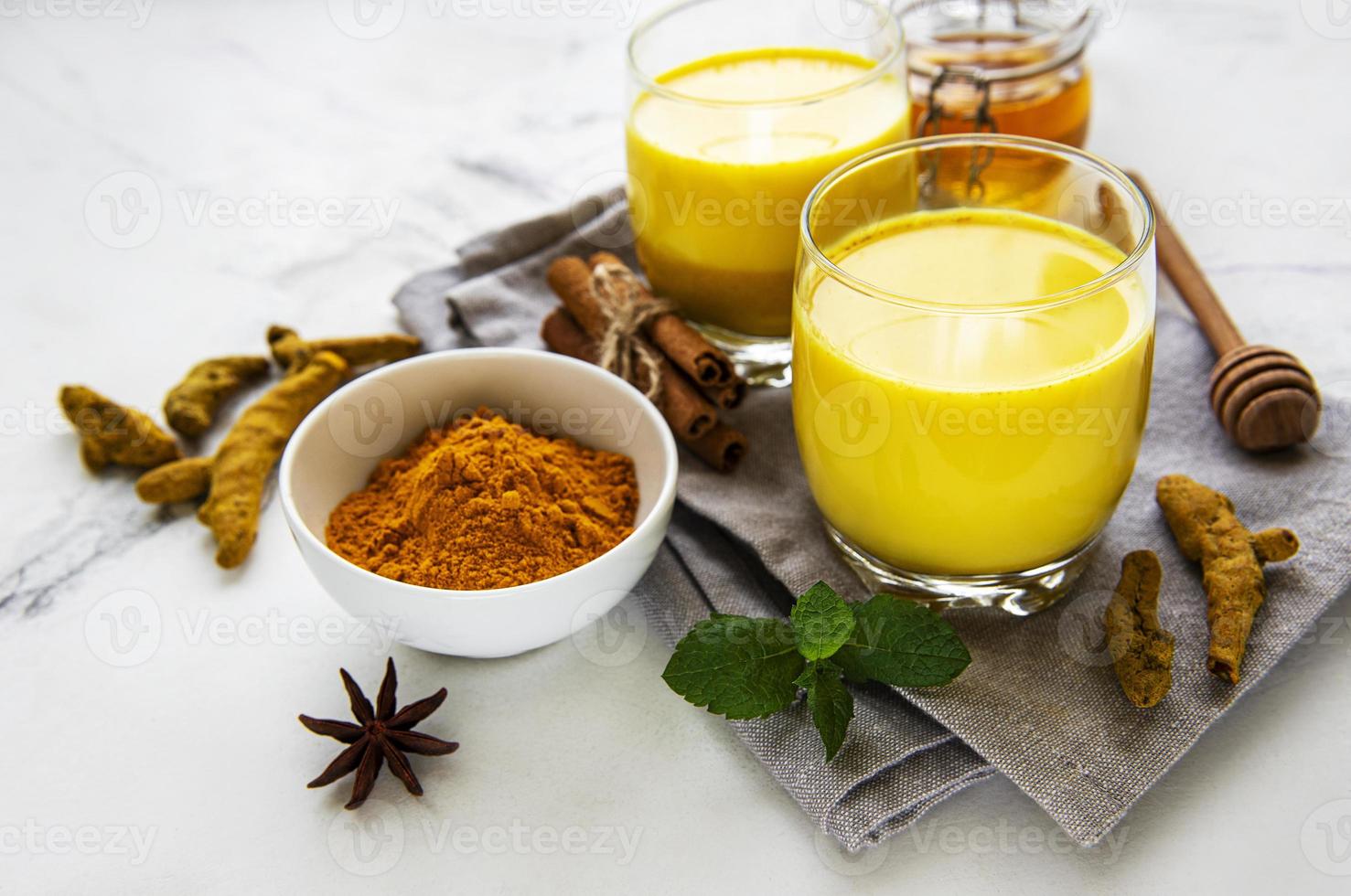 boisson au lait au curcuma jaune. photo