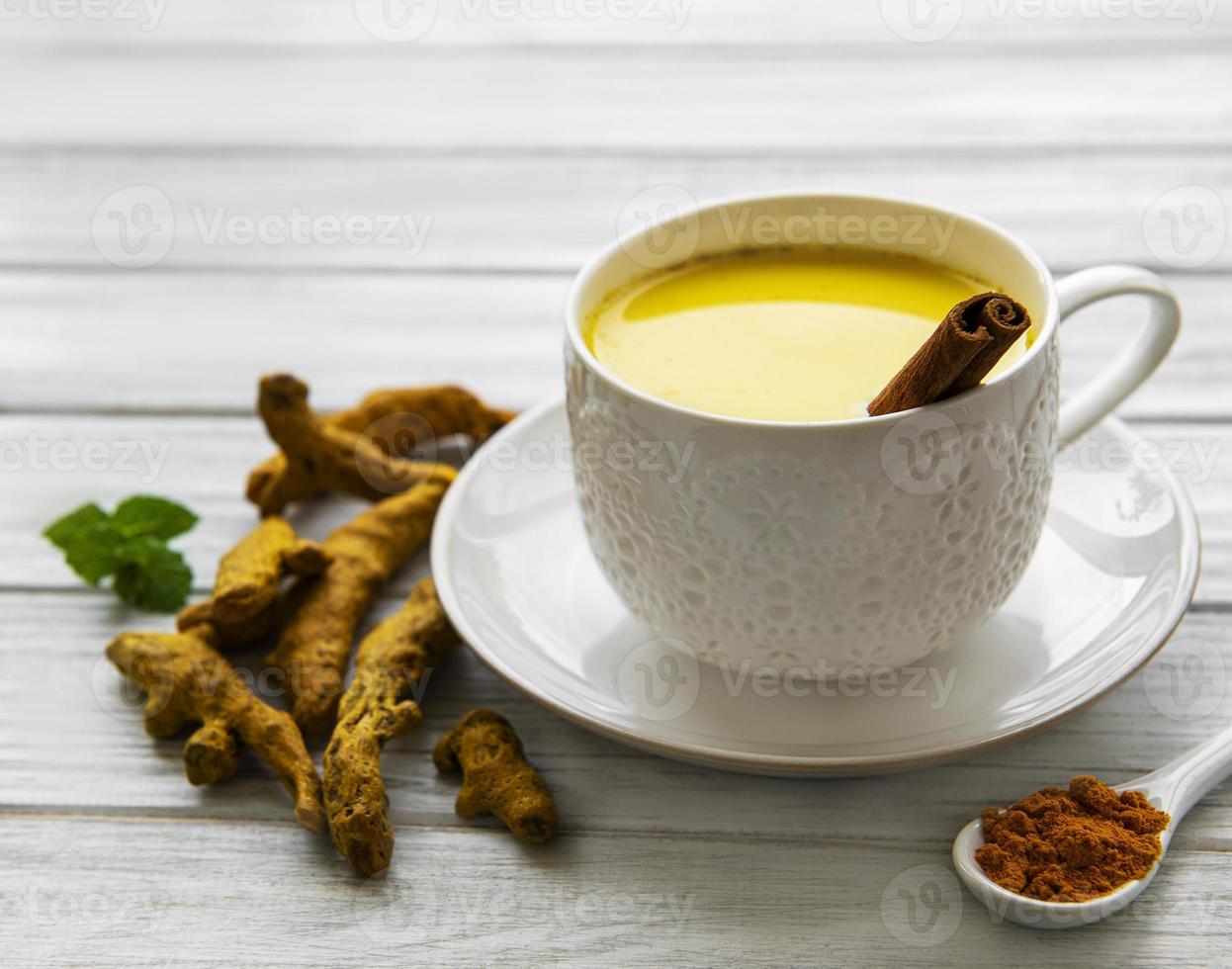 boisson au lait au curcuma jaune. photo