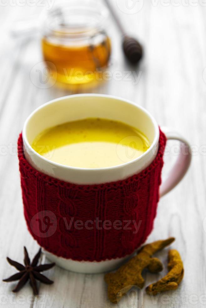 boisson au lait au curcuma jaune. photo