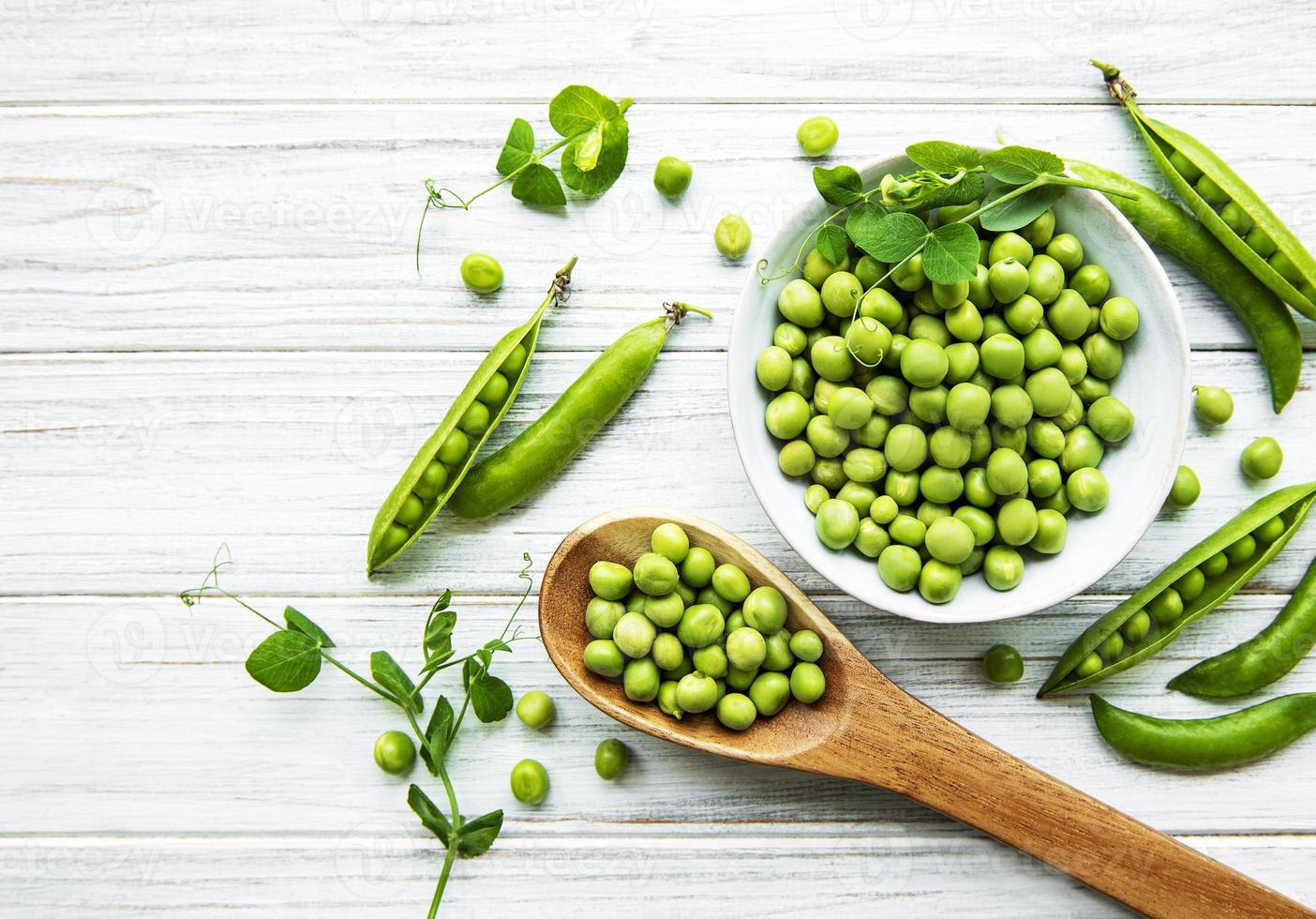 pois verts dans un bol blanc photo