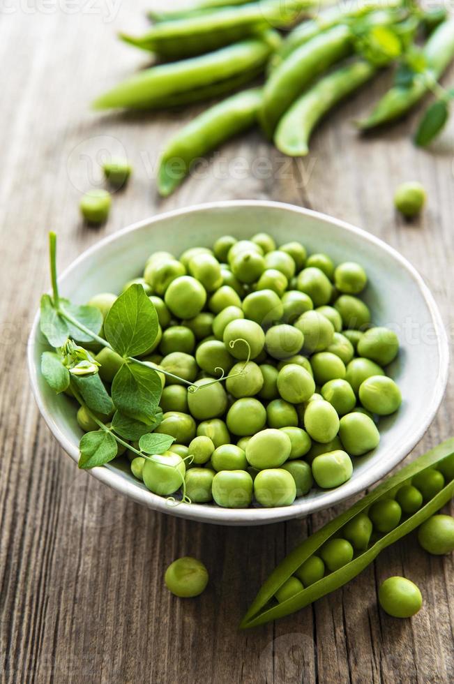 pois verts dans un bol blanc photo