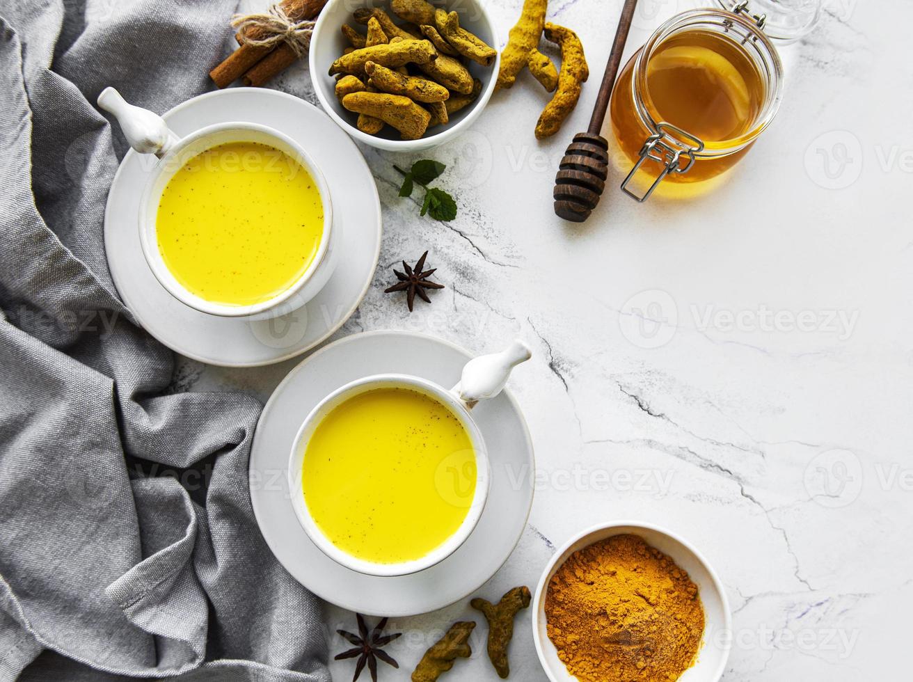 boisson au lait au curcuma jaune. photo