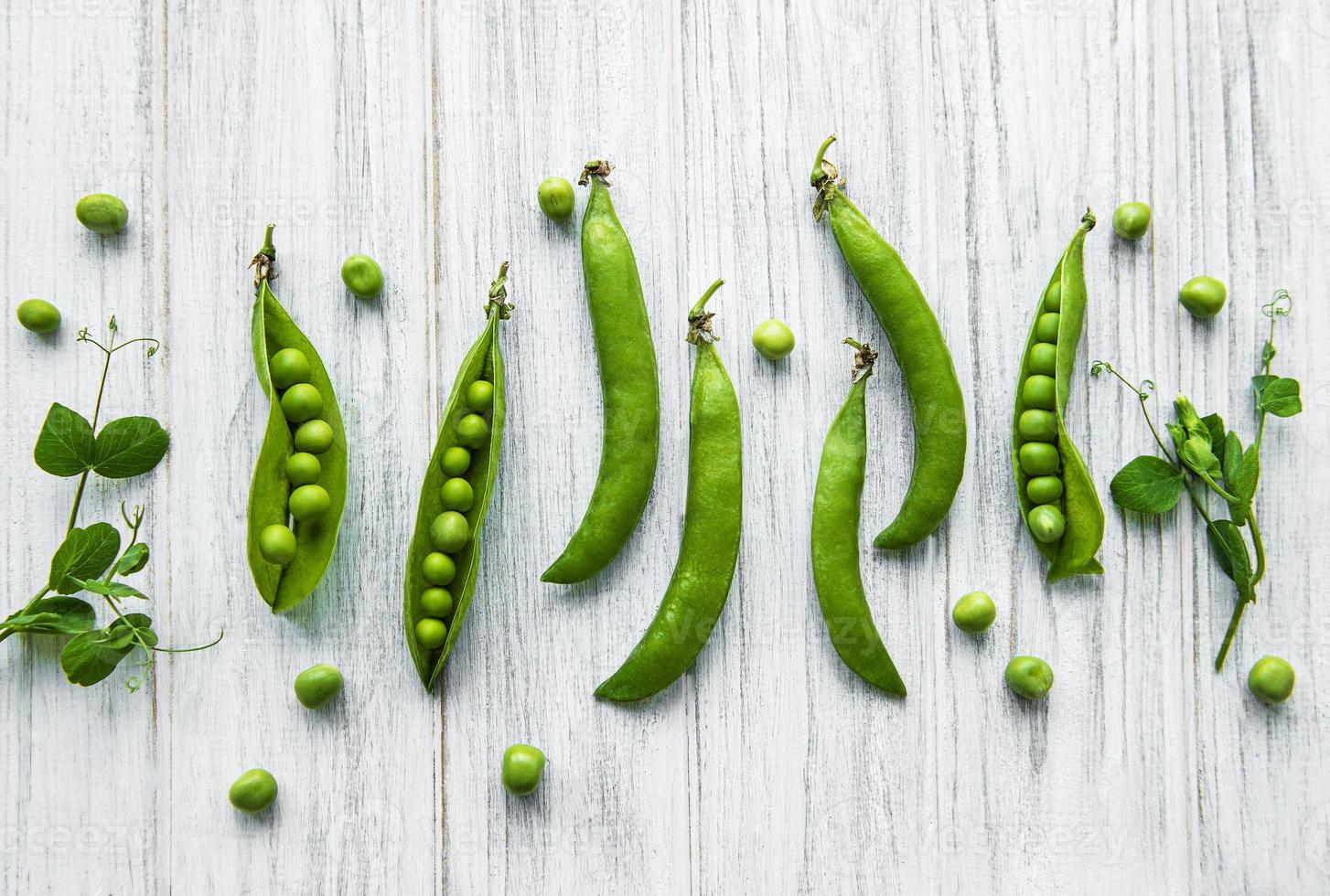 gousses de pois verts aux feuilles de pois photo