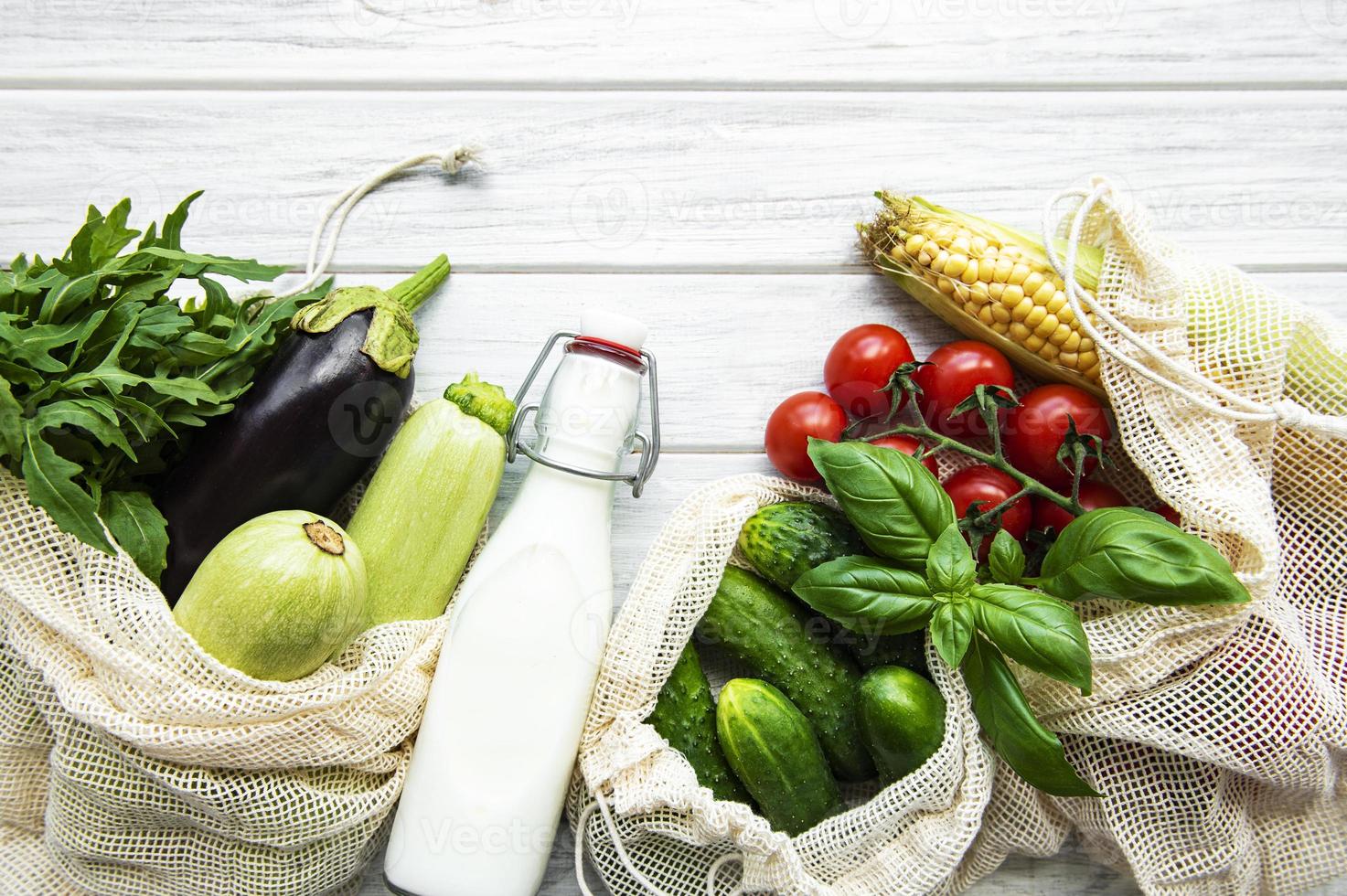 légumes frais dans un sac en coton écologique photo