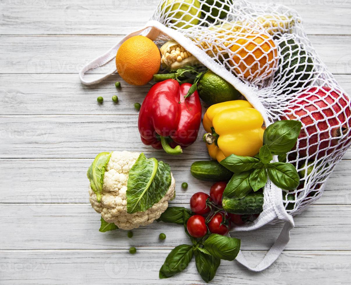 fruits et légumes frais sur sac à cordes écologique photo