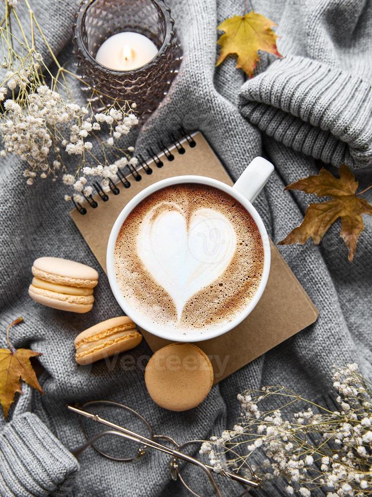 belle et romantique composition d'automne avec une tasse de café photo