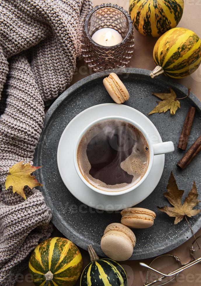 belle et romantique composition d'automne avec une tasse de café photo