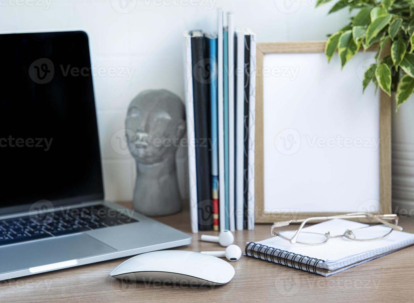 ordinateur portable avec des fournitures de bureau sur la table. photo