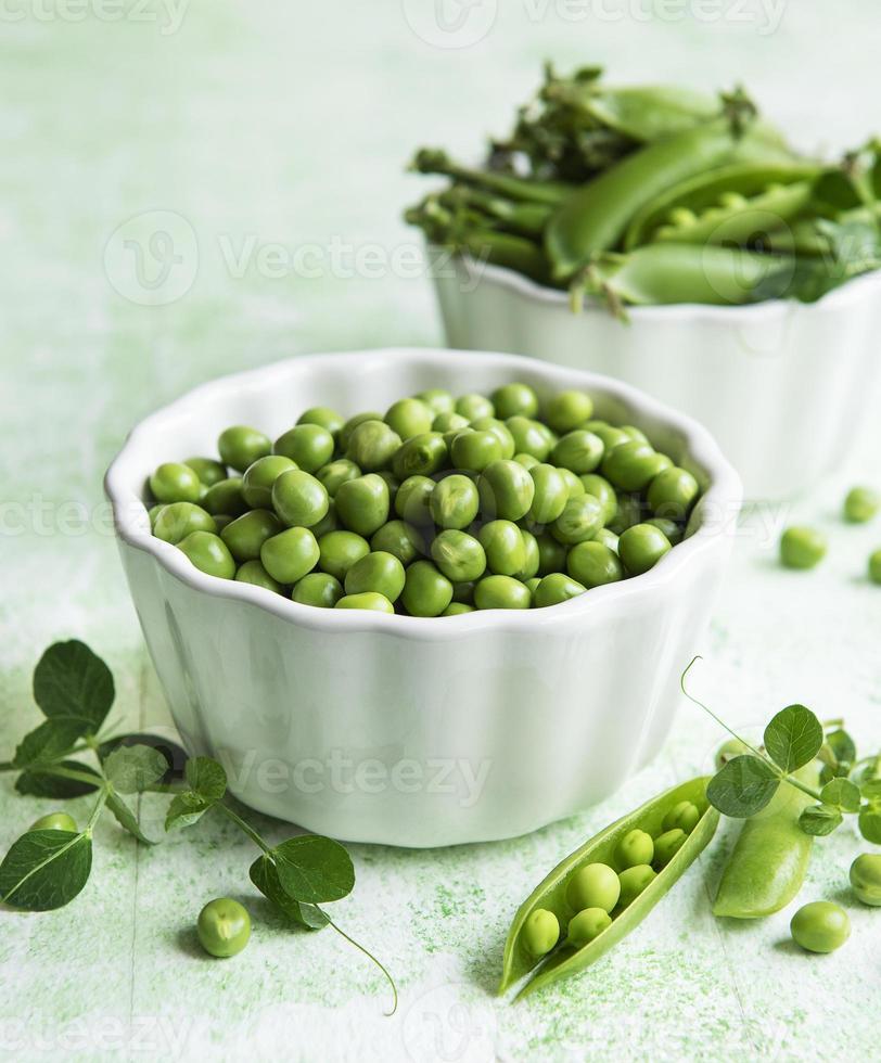 cosses de pois verts frais et pois verts photo