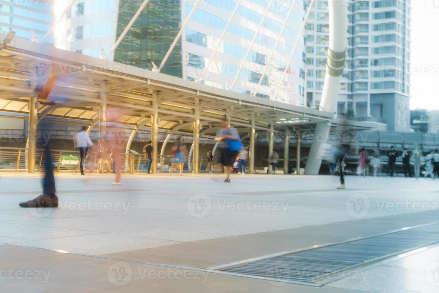 personnes marchant dans le flou de mouvement dans la ville photo