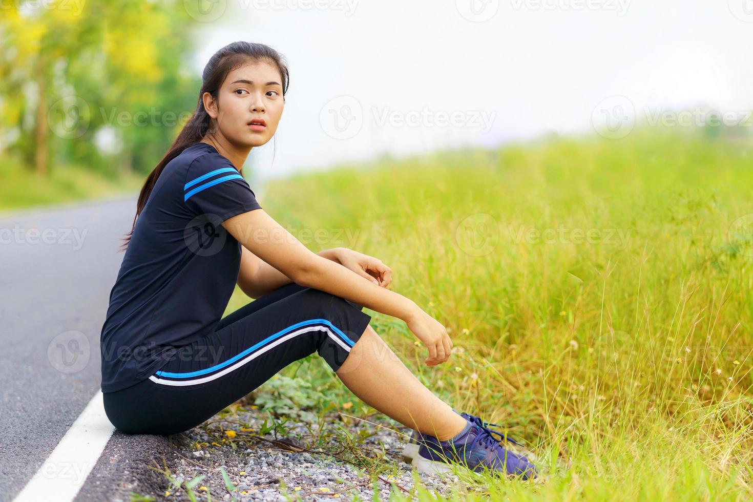 portrait de belle fille en tenue de sport pendant l'exercice photo