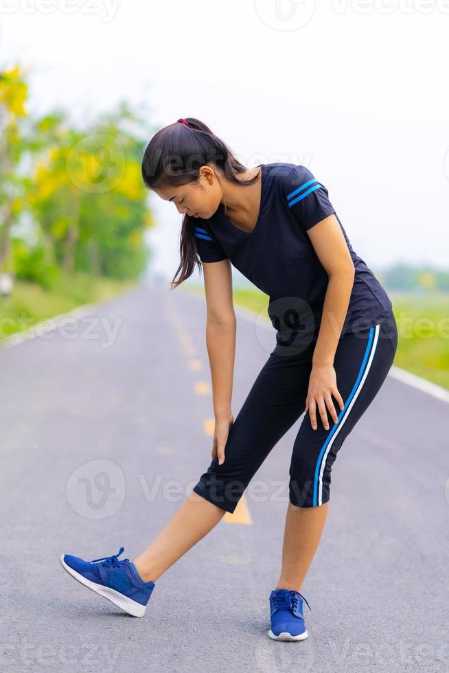 portrait de belle fille en tenue de sport pendant l'exercice photo