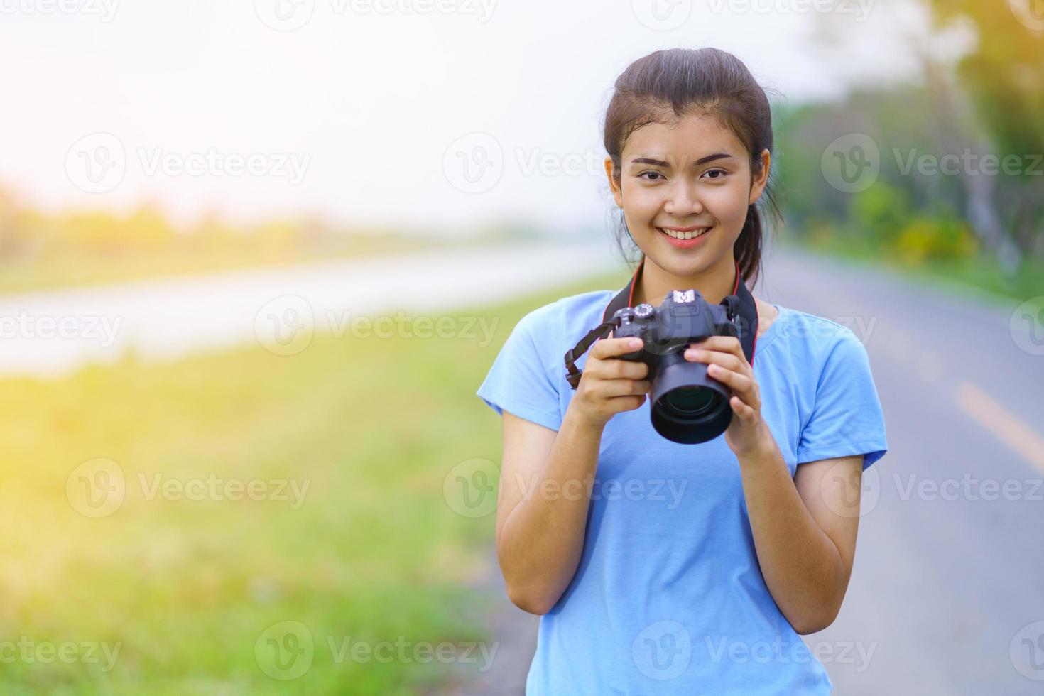 portrait de belle fille en t-shirt bleu et jeans photo