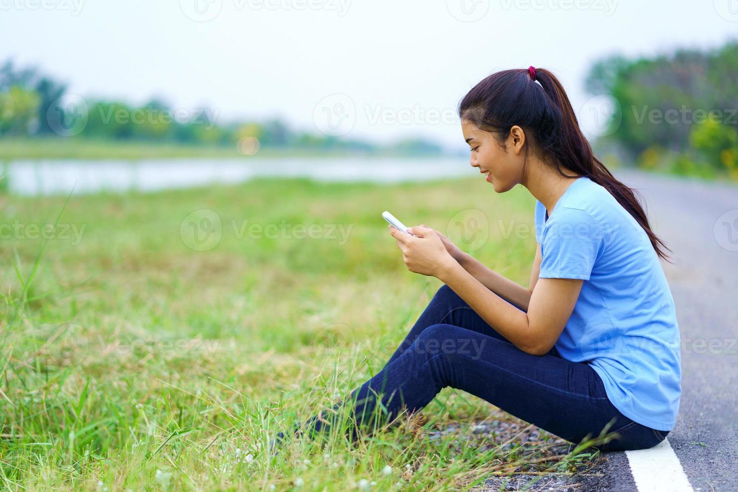 portrait de belle fille en t-shirt bleu photo