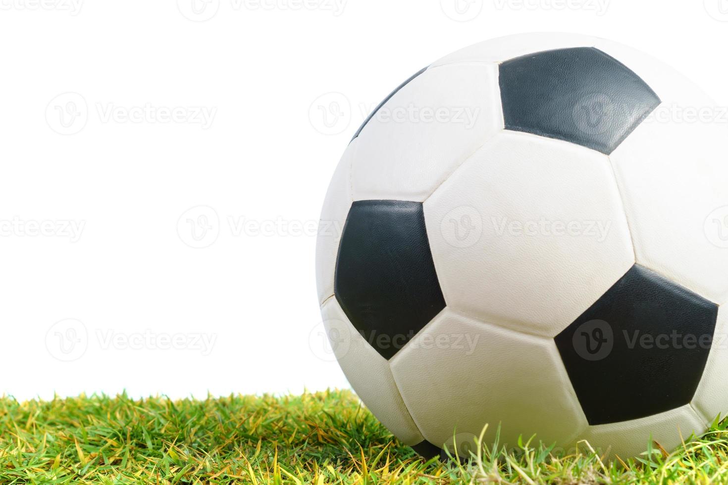 Ballon de soccer sur l'herbe verte isolé sur fond blanc photo