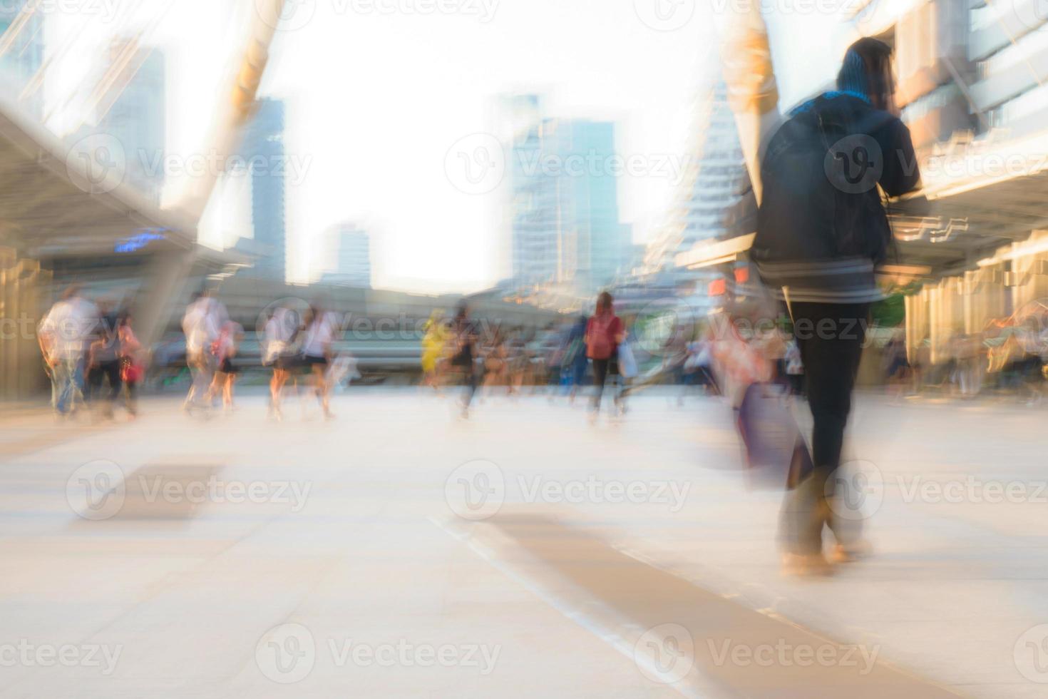 personnes marchant dans le flou de mouvement dans la ville photo