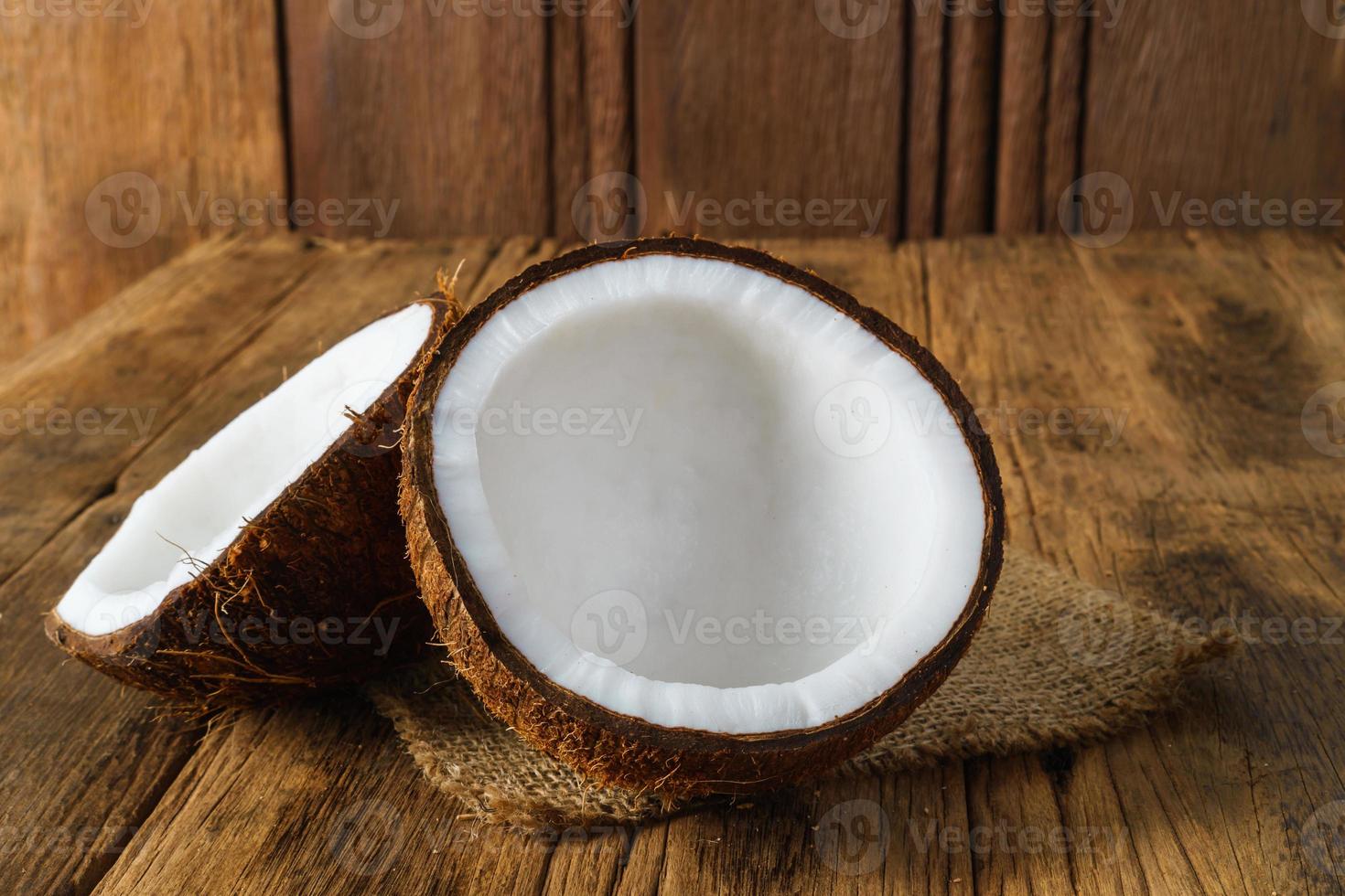 noix de coco fraîches sur fond de bois ancien photo