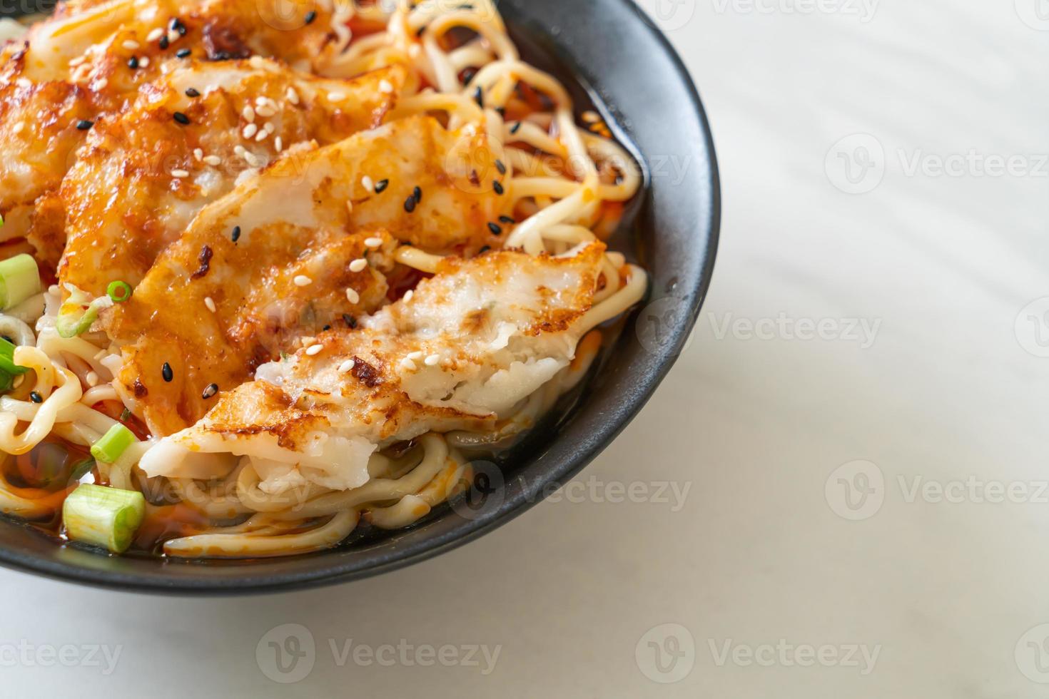 nouilles ramen avec gyoza ou boulettes de porc - style cuisine asiatique photo