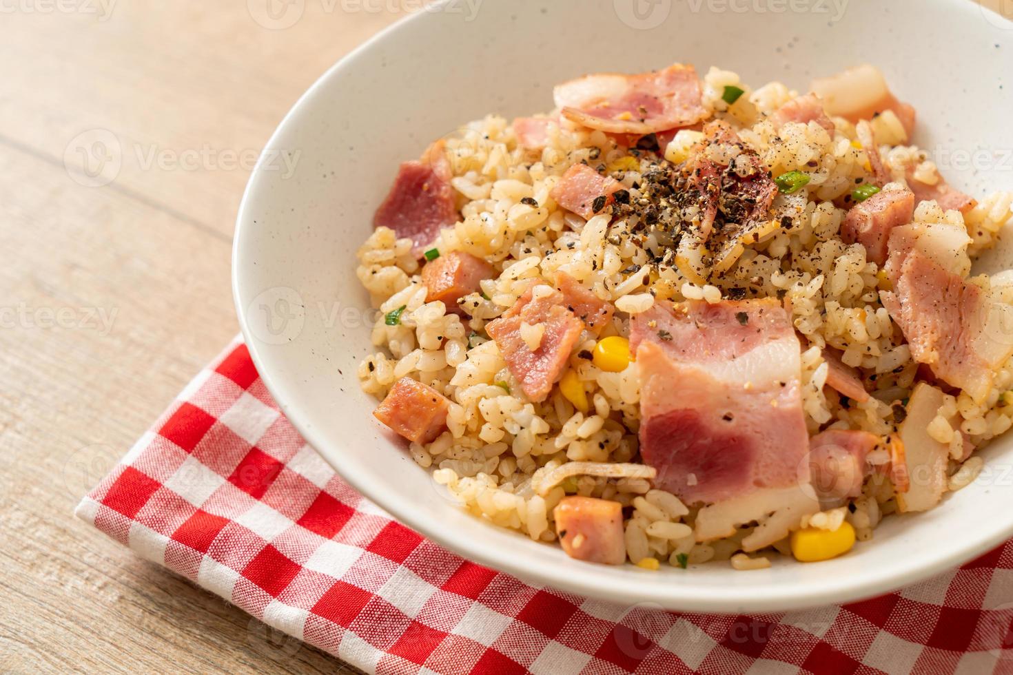 riz frit avec bacon, jambon et poivrons noirs sur plaque blanche photo