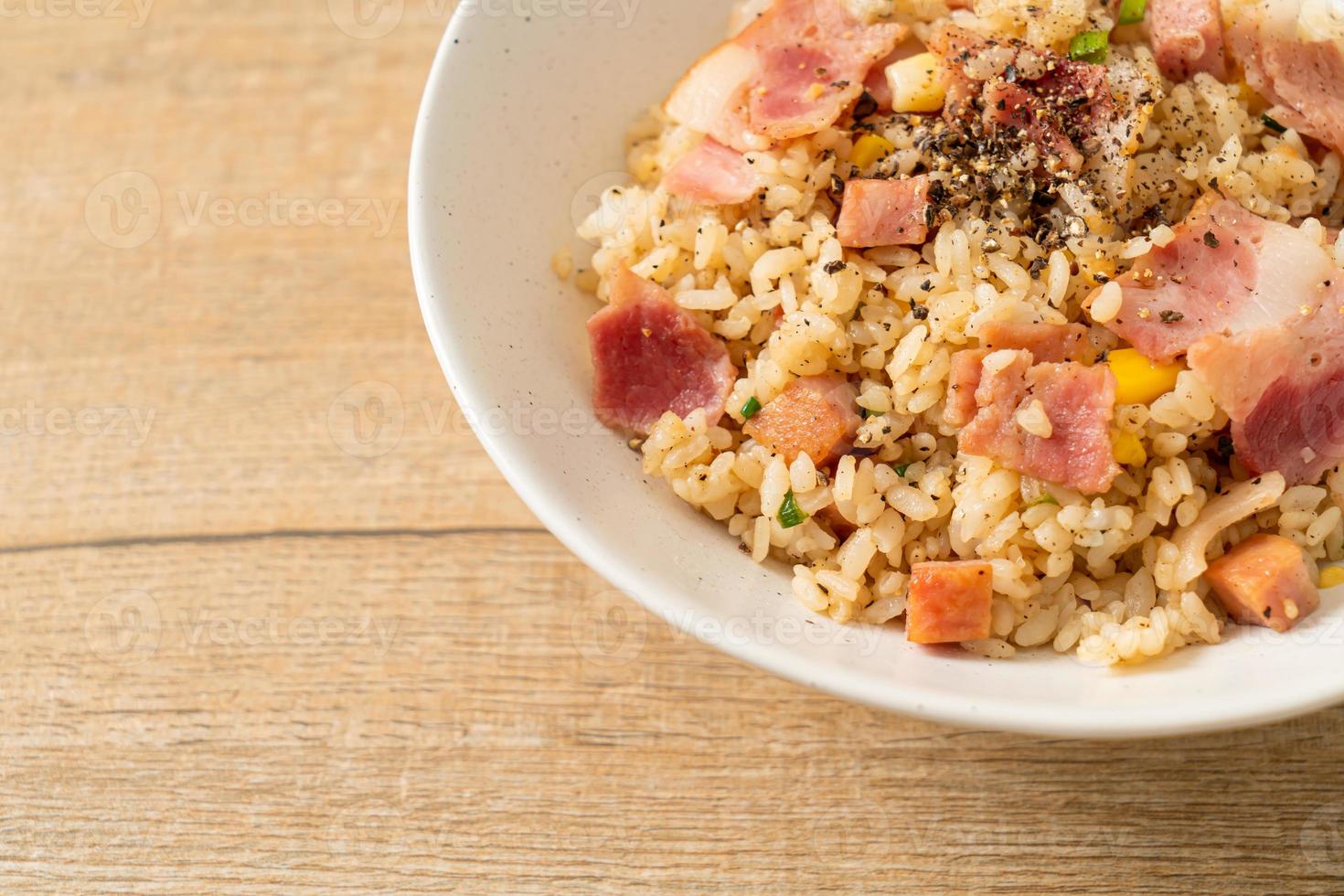 riz frit avec bacon, jambon et poivrons noirs sur plaque blanche photo