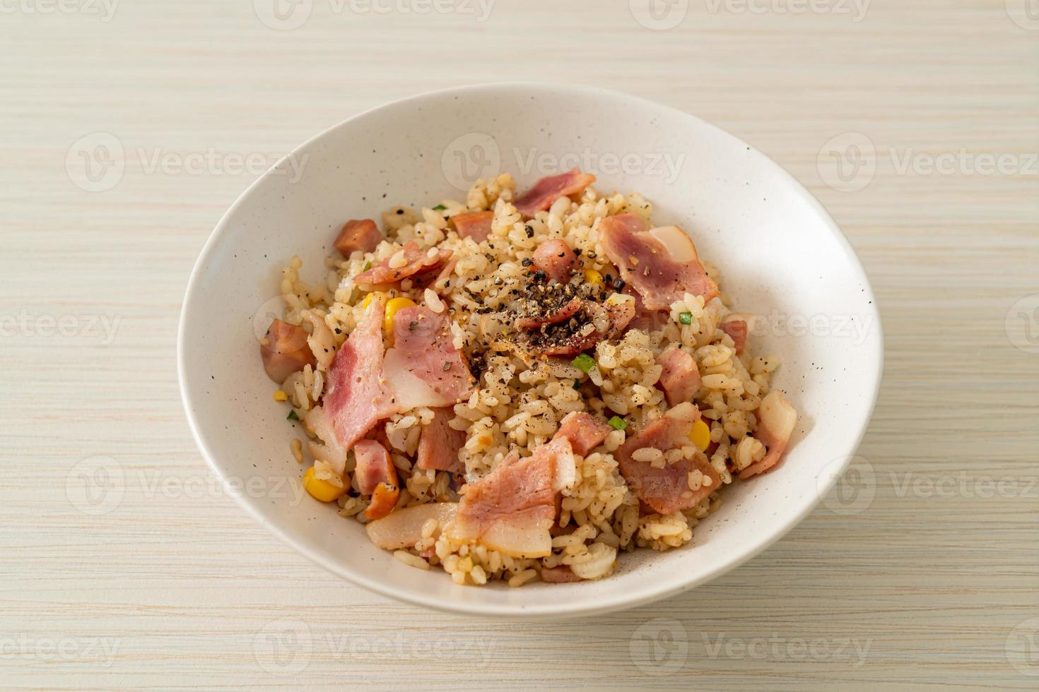 riz frit avec bacon, jambon et poivrons noirs sur plaque blanche photo