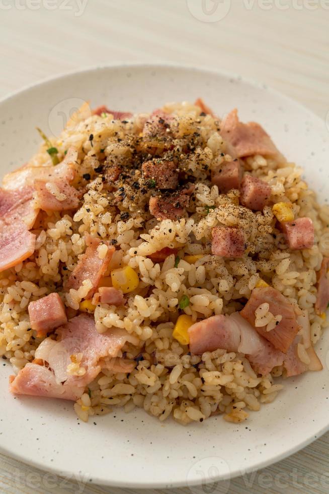 riz frit avec bacon, jambon et poivrons noirs sur plaque blanche photo