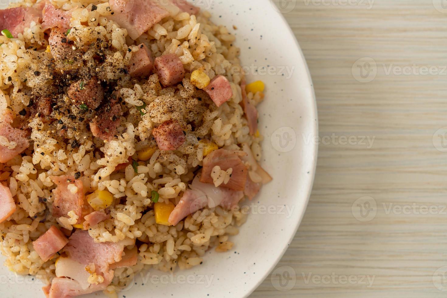 riz frit avec bacon, jambon et poivrons noirs sur plaque blanche photo
