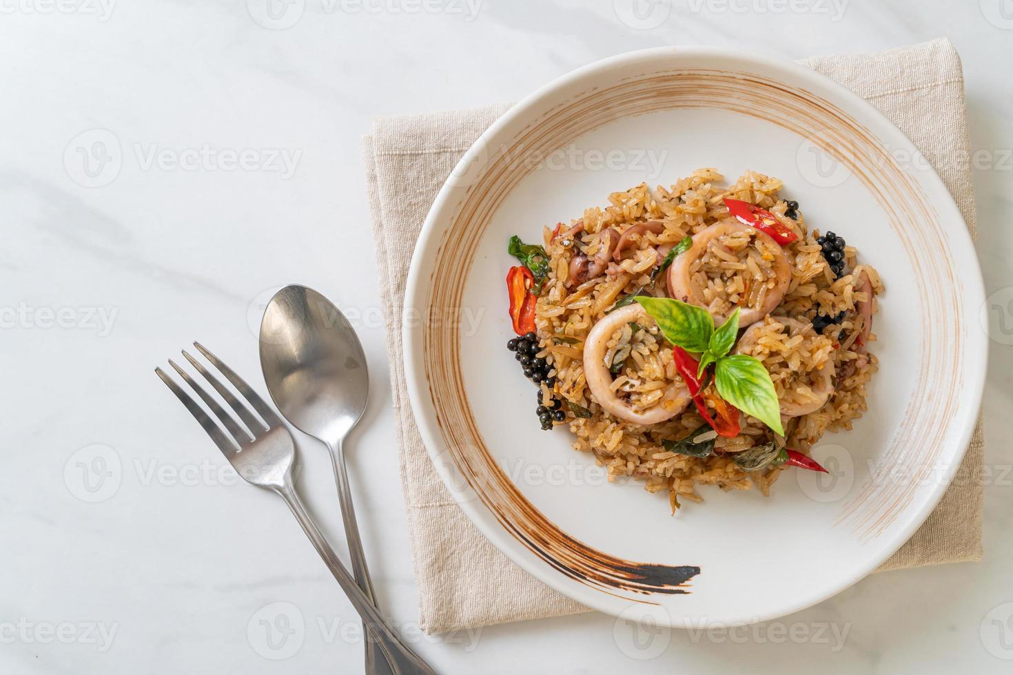 riz frit au basilic et aux herbes épicées avec calamar ou poulpe photo