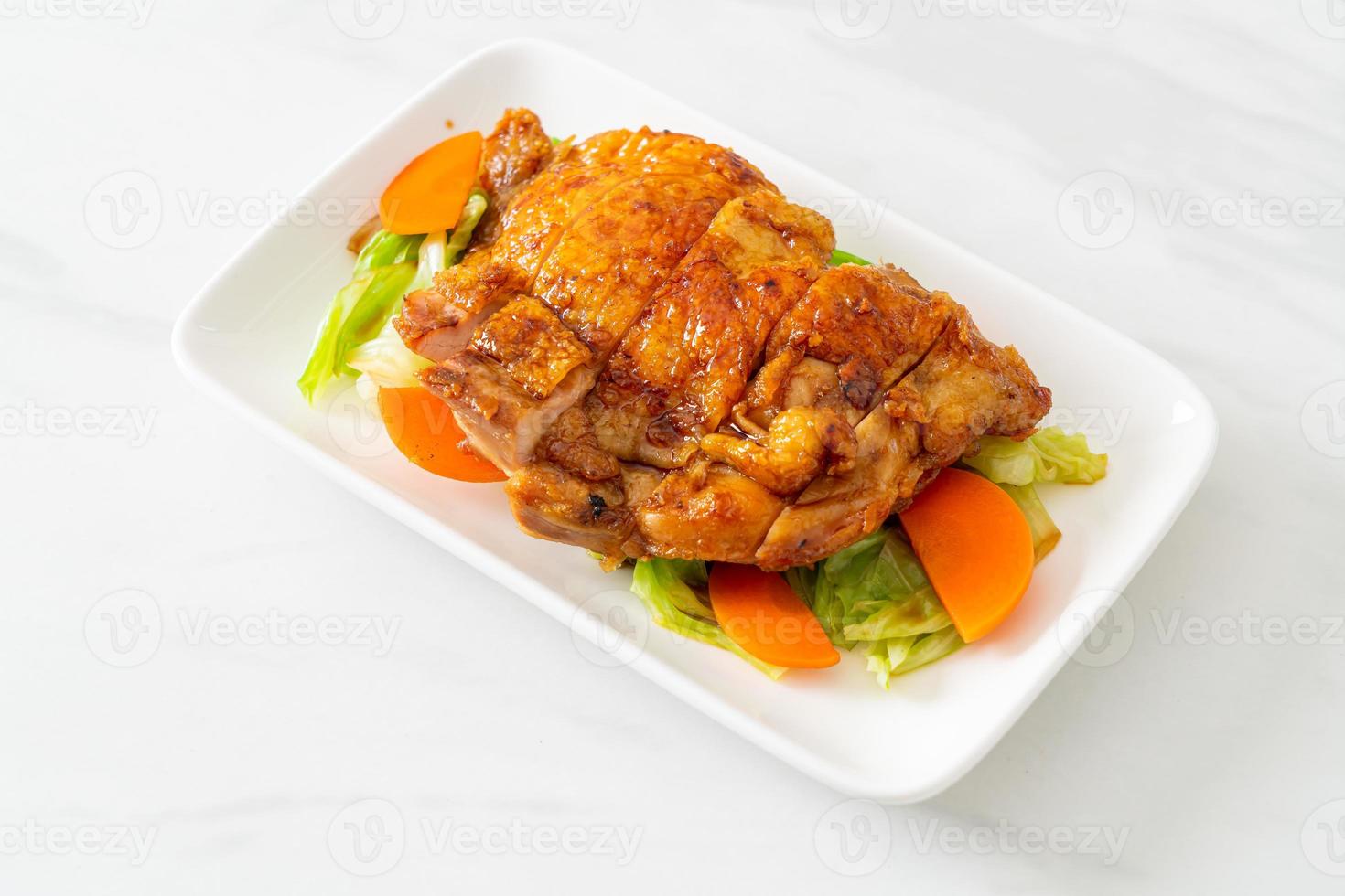 Steak de poulet teppanyaki teriyaki avec chou et carotte photo