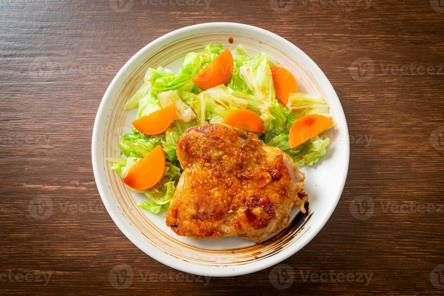 Steak de poulet teppanyaki teriyaki avec chou et carotte photo