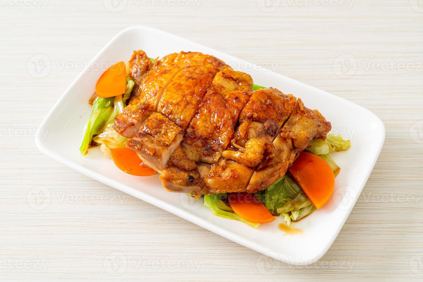 Steak de poulet teppanyaki teriyaki avec chou et carotte photo