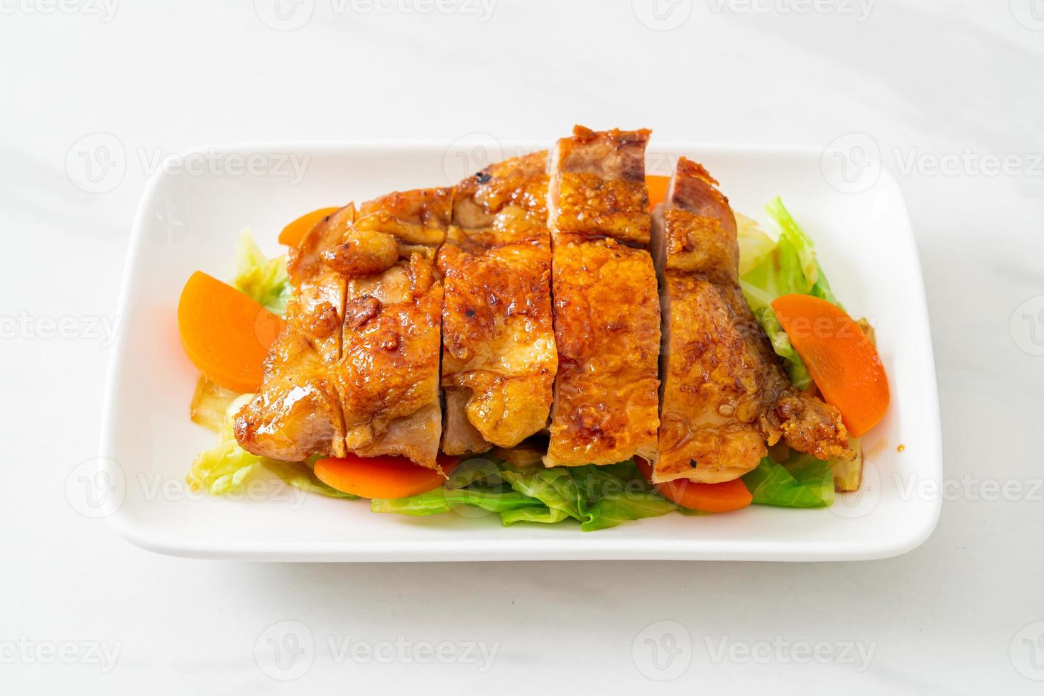Steak de poulet teppanyaki teriyaki avec chou et carotte photo