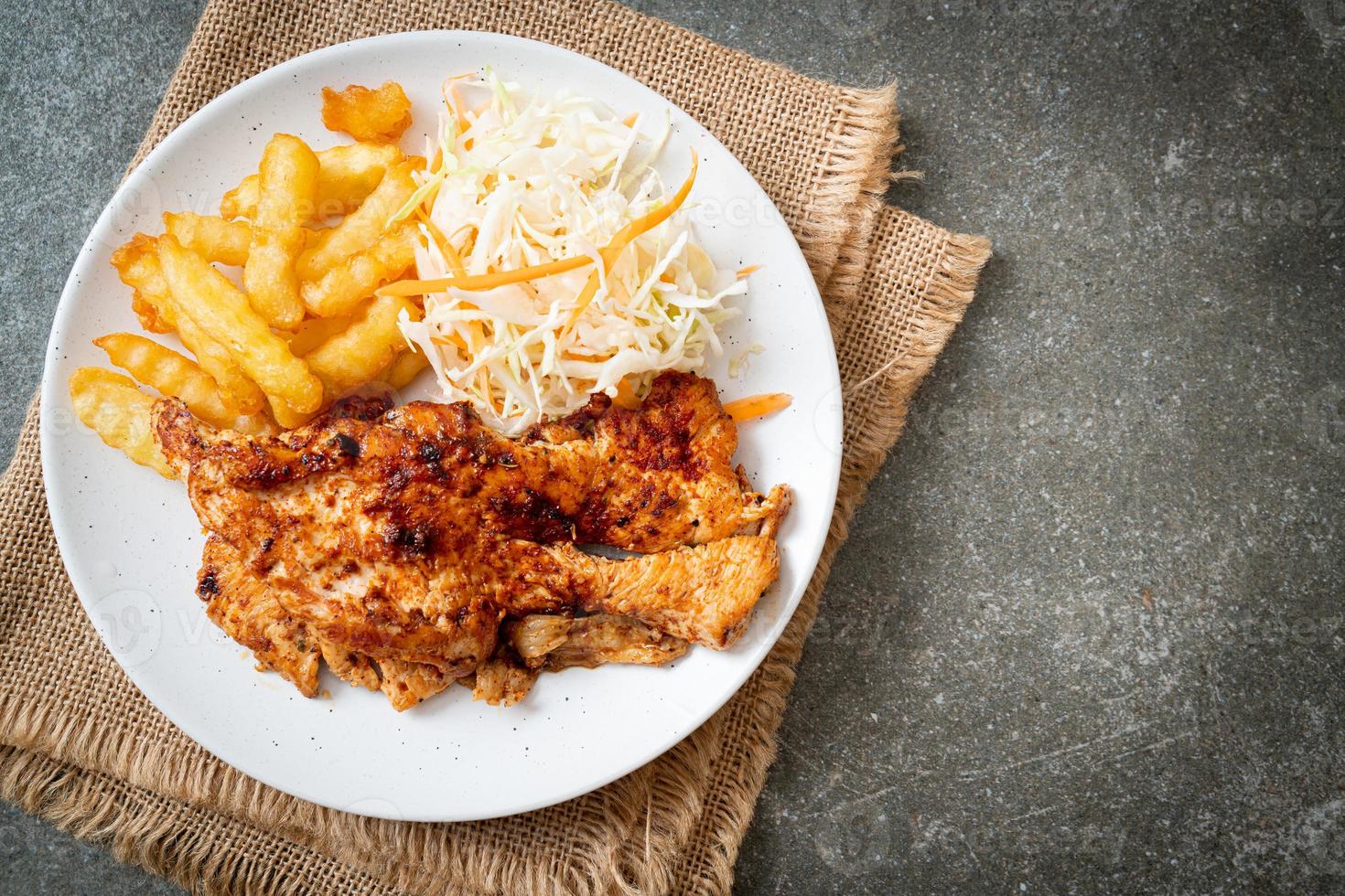 steak de poulet barbecue épicé grillé avec frites photo