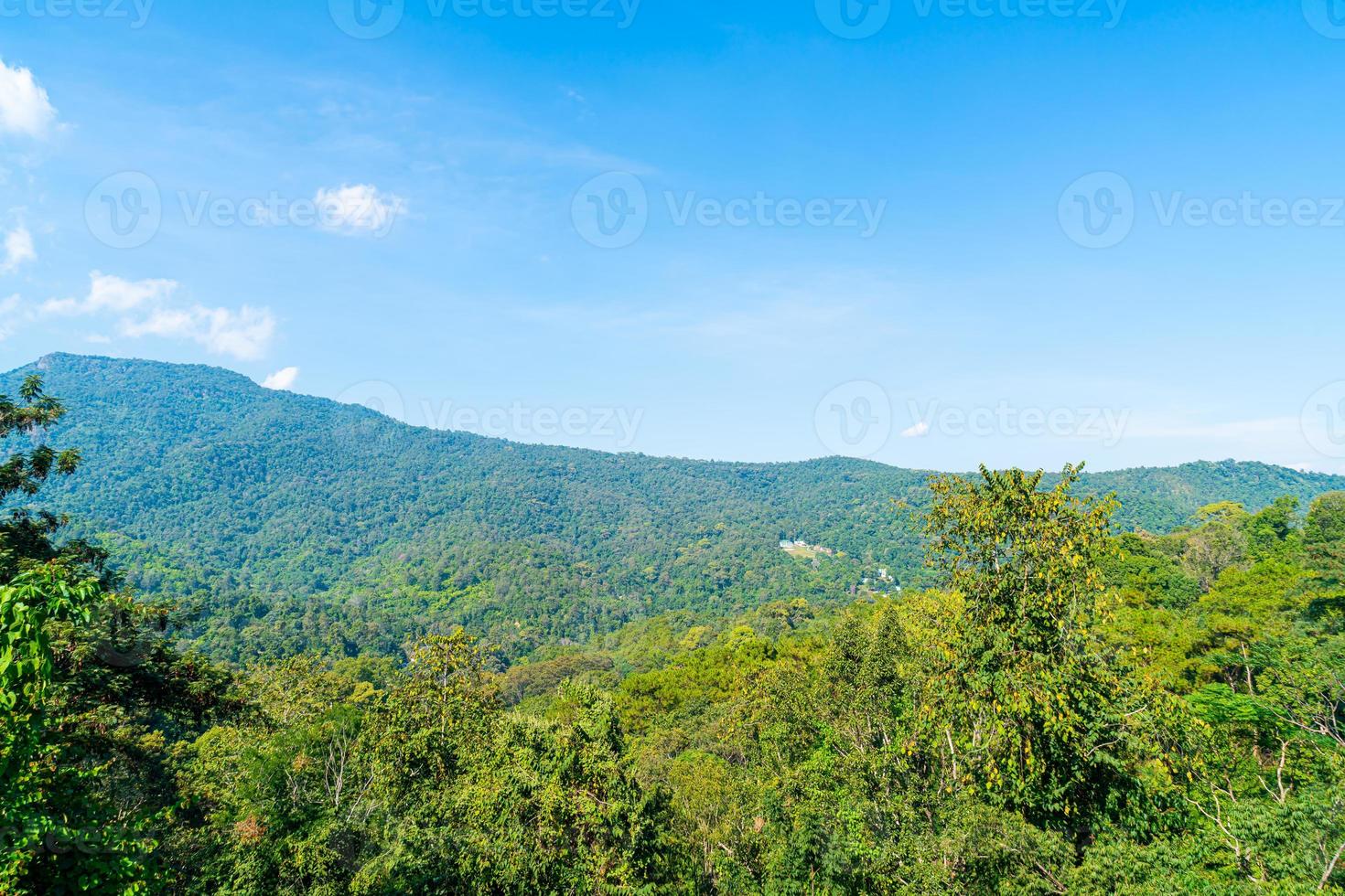 belles collines de montagne avec nuage et ciel bleu photo