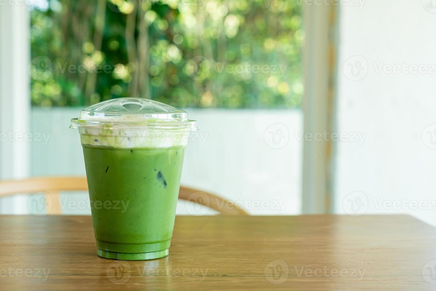 Fromage à la crème au thé vert matcha dans une tasse à emporter photo