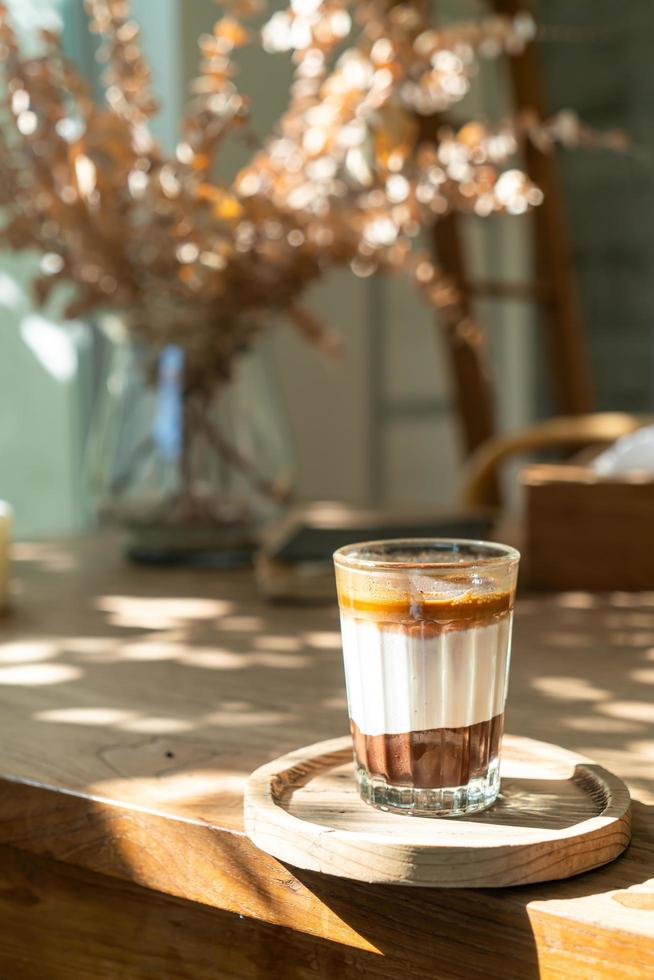 double tasse à café sale - café expresso au lait et au chocolat dans un café-restaurant photo