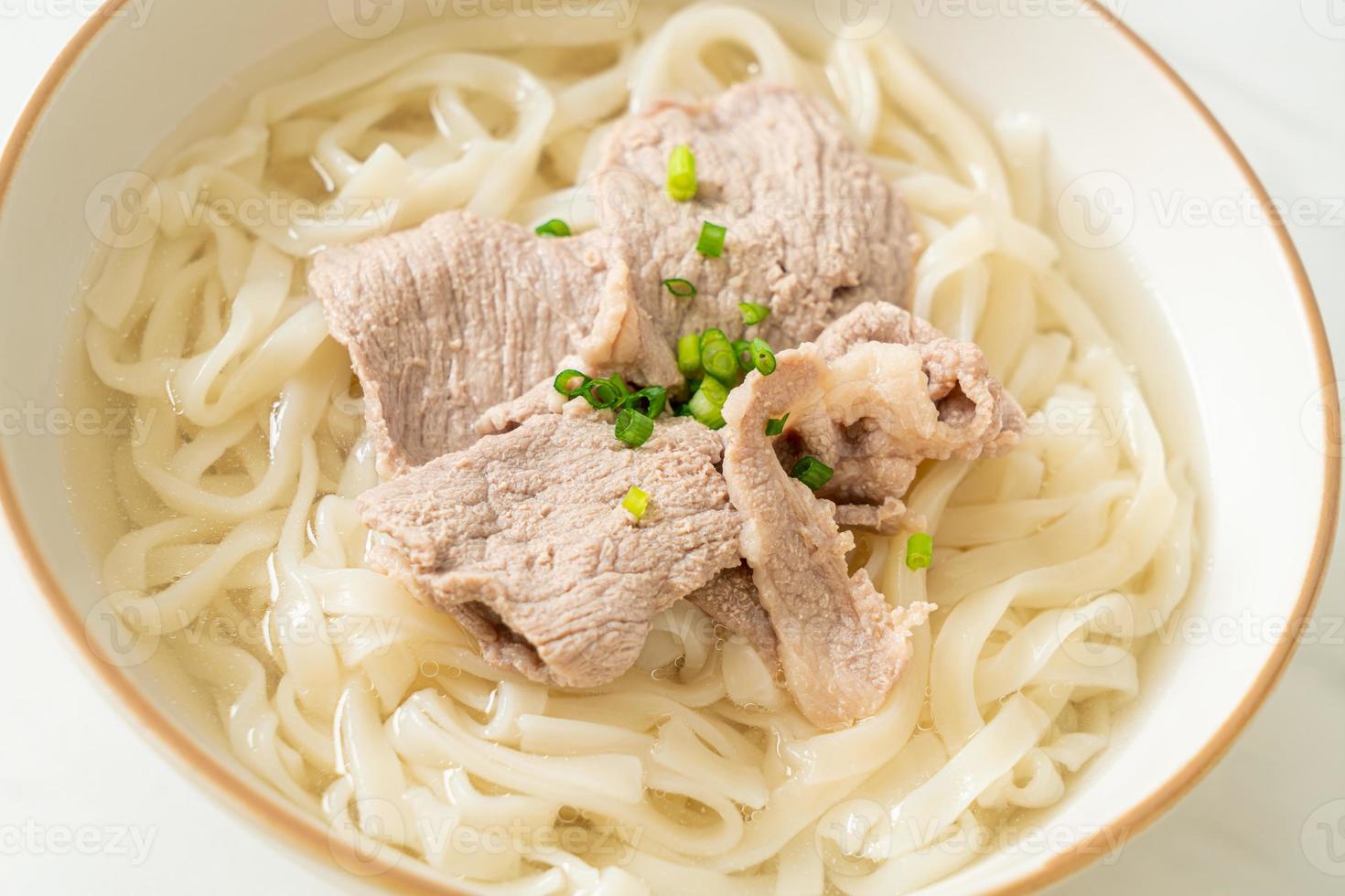 nouilles ramen udon maison avec du porc dans une soupe claire photo