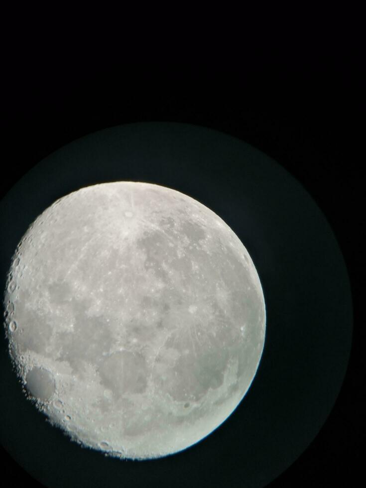 Regardez par une télescope photo