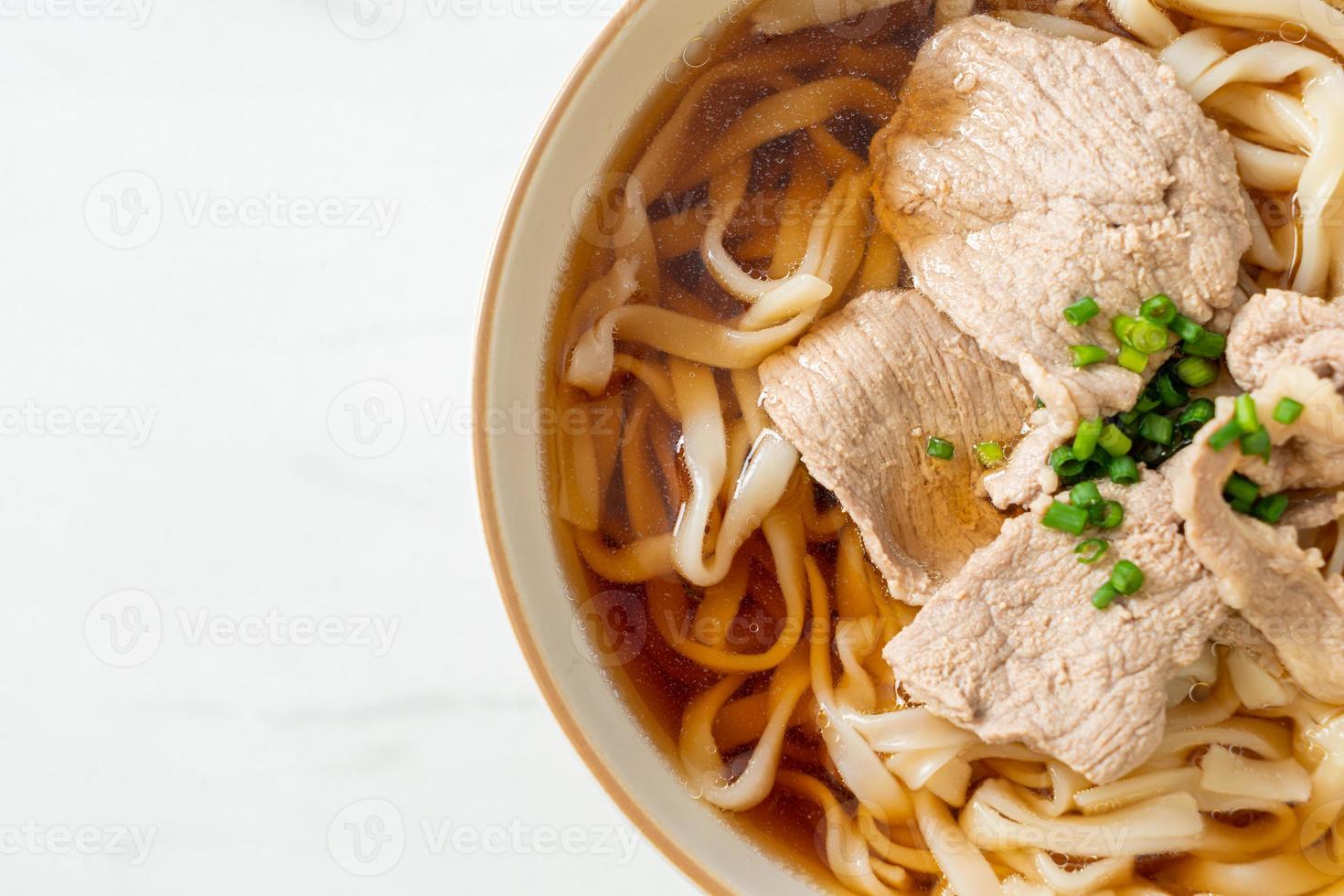 nouilles ramen udon maison avec du porc dans une soupe de soja ou de shoyu photo