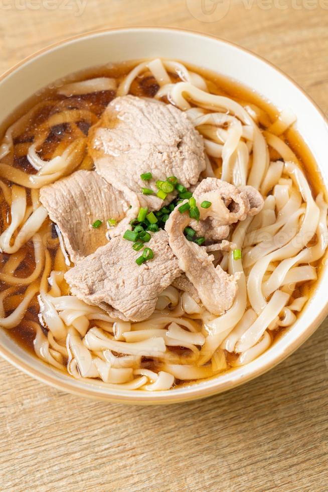 nouilles ramen udon maison avec du porc dans une soupe de soja ou de shoyu photo