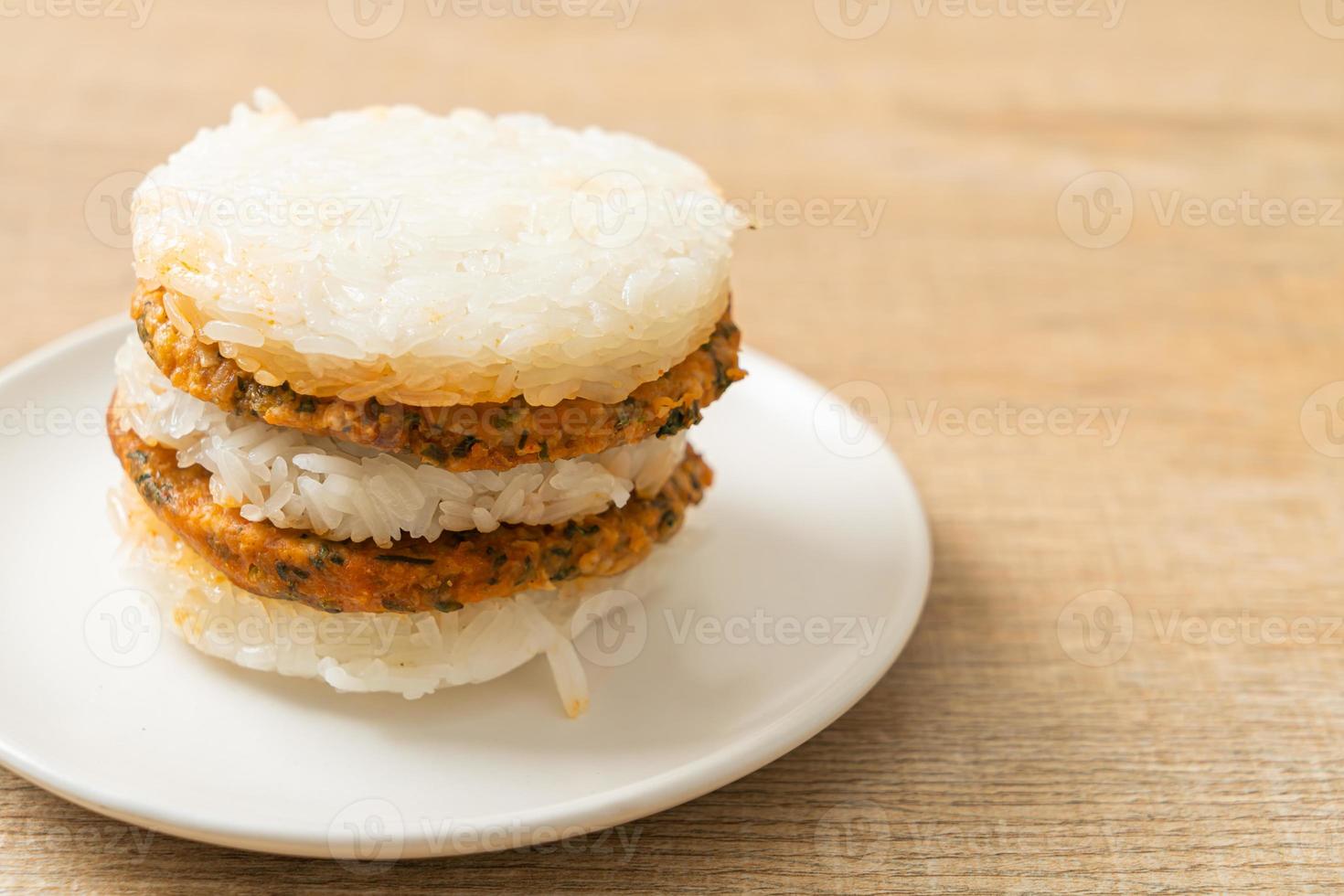 porc épicé fait maison et herbes avec burger de riz gluant photo